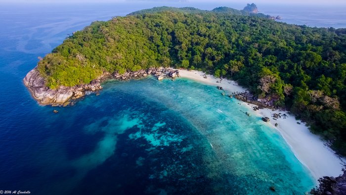 Turquoise water and white sand beaches in Myeik