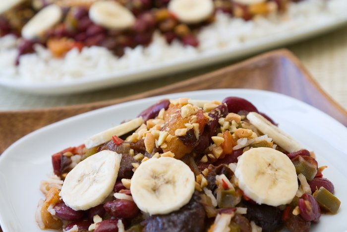 Bean curry with dried fruits