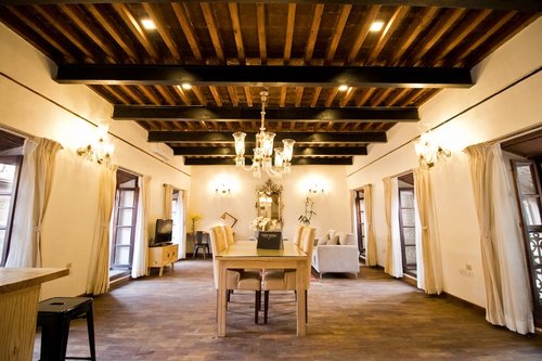 Living Room of the Imperial Duplex (Image ©Airbnb)