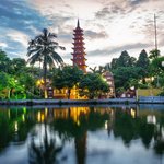 Trấn Quốc Pagoda reflected in water
