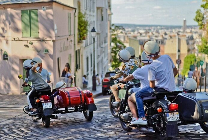 Adventure aboard an authentic sidecar to uncover Paris