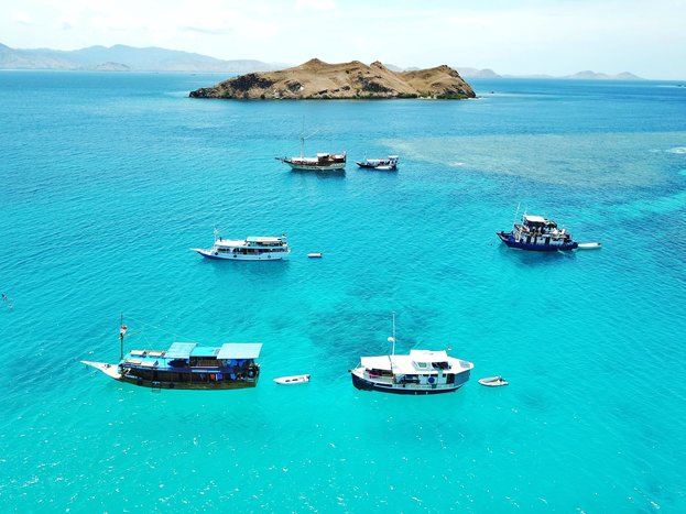 Liveaboard Cruise: Makassar reef, snorkeling in Gili Lawa