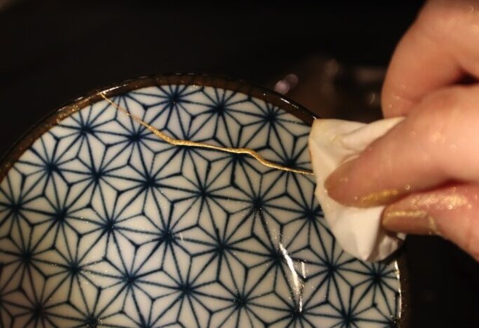 Kintsugi Experience in Tokyo: The Art of Golden Joinery