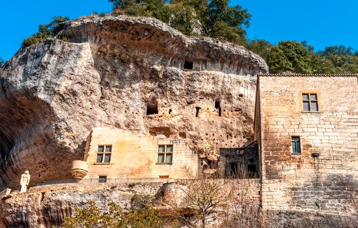 Visit Font-de-Gaume cave (Entrance Tickets Included)