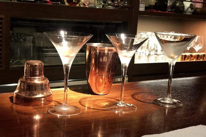 Japanese Whisky Tasting Experience at Local Bar in Tokyo