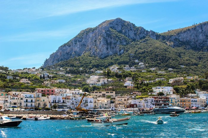 The best of Capri – Around the island by boat