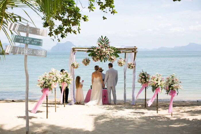 Wedding Ceremony On the Beach (Western Style) 