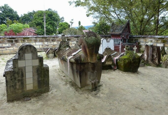 Visit the Ancient Tomb in Tomok