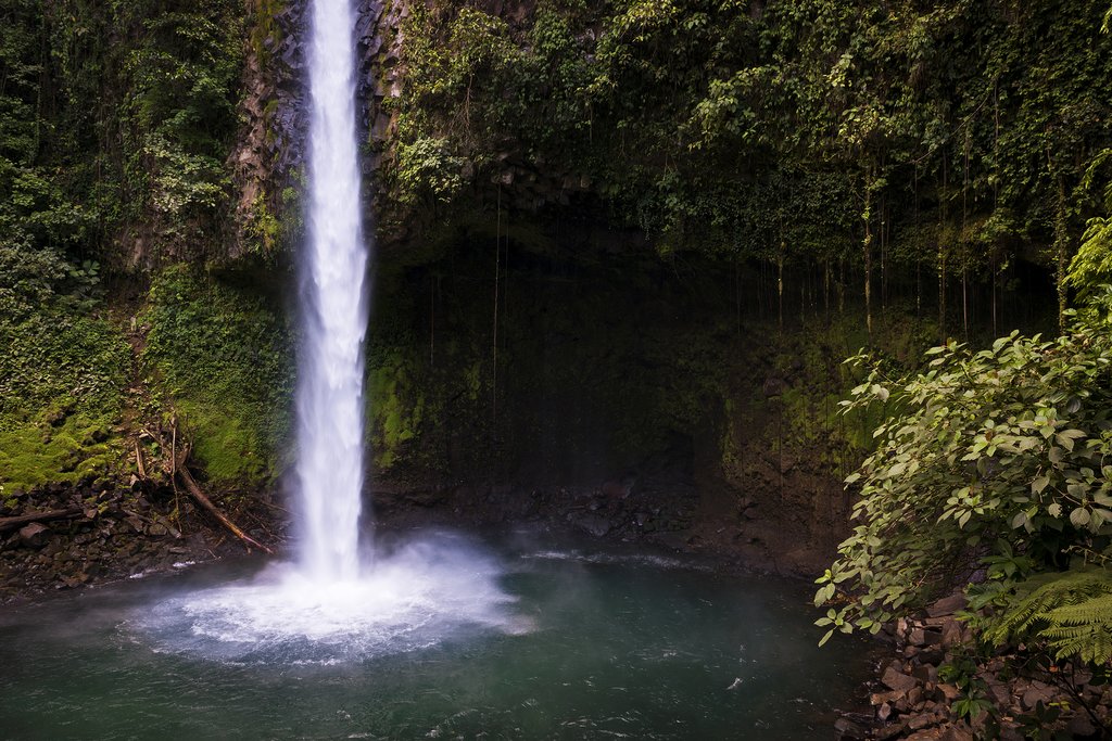 La Fortuna waterfall and its refreshing pool