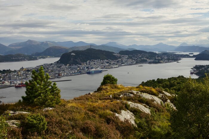 Hike up to Sukkertoppen
