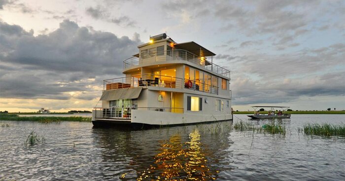 Chobe House Boat Arrival 