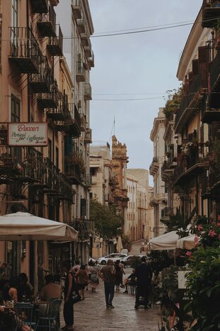 Scenic stroll with a local & craft gin experience in historic Palermo