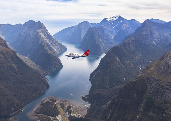 Milford Sound Coach & Nature Cruise from Queenstown with Fly Back