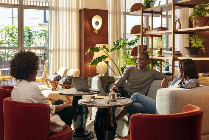 Meet and greet at your hotel in Paris : step into the shoes of a Parisian local ! 