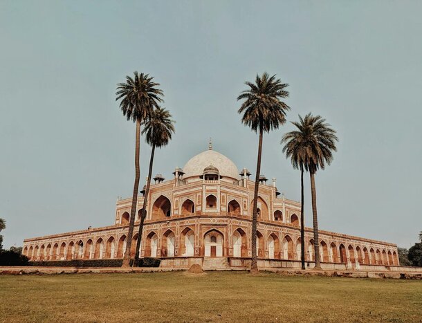 Visit Qutub Minar & Hauz Khas Village