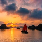 Cruise UNESCO-listed Ha Long Bay