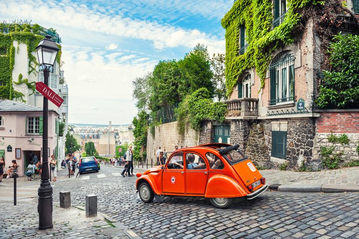 Discover Paris in a vintage car