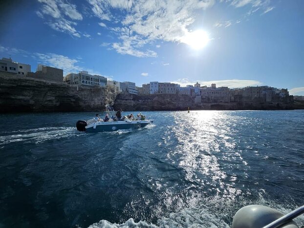 Polignano a Mare: Speedboat Cruise to Caves with Aperitif