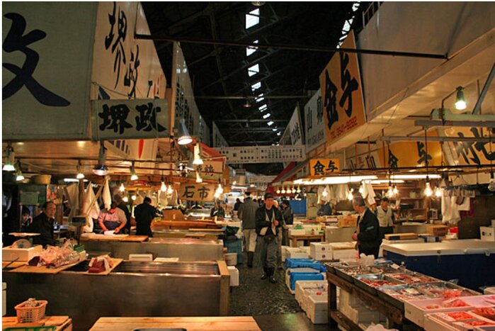 Tsukiji Outer Market Visit and Sushi Making Lesson