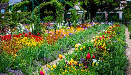 Audio Guided Tour of Giverny Monet's Gardens and the Palace of Versailles Day Trip (lunch and transportation included)