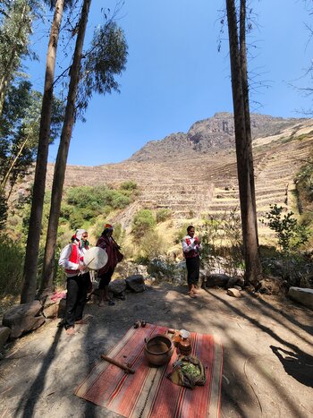 Stop over visits at Sonidos del Andes  with Vicente Rayo & Pisac Village 