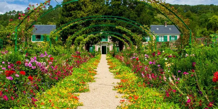 Transfer from Paris to Bayeux With a Stop at Monet Gardens