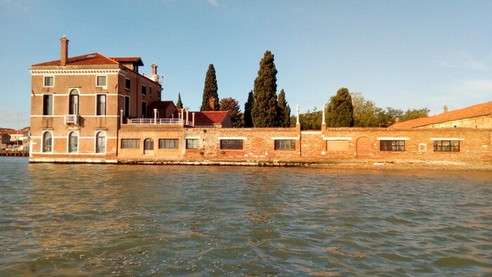 Storywalking Experience: Navigating Venice's Hidden Corners, Murano's Artistry & Charming Burano