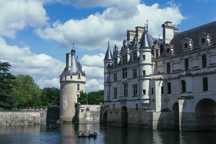 Discover the châteaux de Chambord and Chenonceau on your own with tickets provided