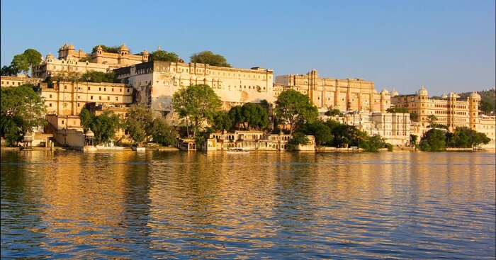 Full Day Udaipur Sightseeing with Boat Ride on Lake Pichola