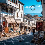 Markets selling souvenirs along cobblestone streets in Gjirokastër (photo courtesy of Abenteuer Albanien)