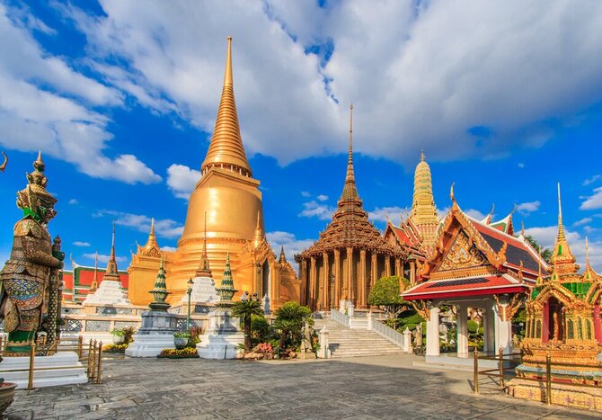 Tour the grand temple of Wat Phra Kaew in Bangkok