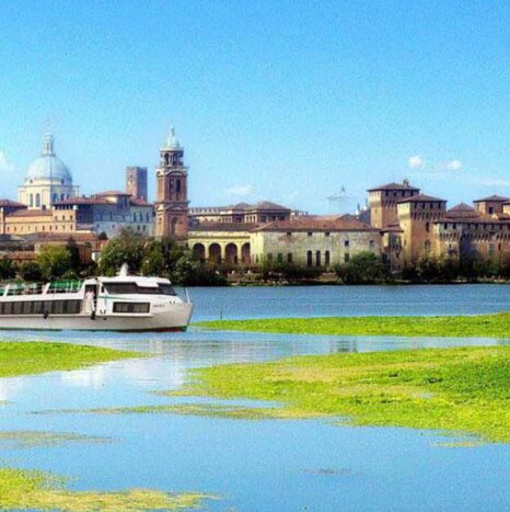 Mini-cruise on the river in Mantova