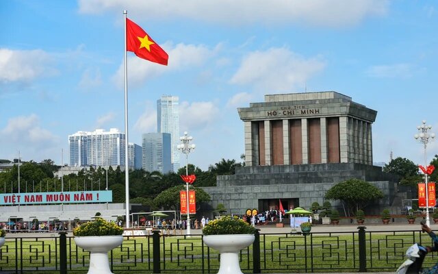 Hanoi Sightseeing & Street Food Tour