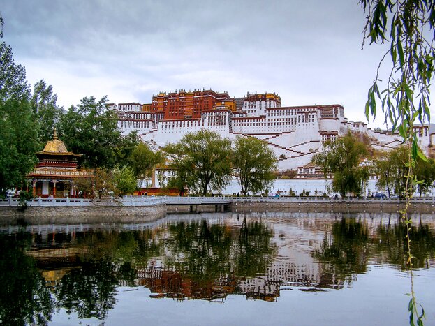 Full-Day Essence of Tibet Tour: Explore Potala Palace and Stroll Through Old Barkhor Street