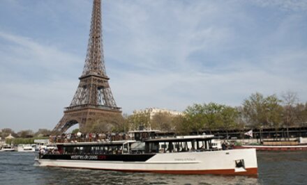 Family cruise on the Seine