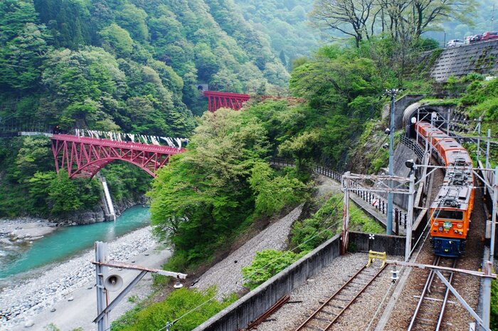 Day Tour to Kurobe Gorge, Unazuki Onsen, and Shomyo Falls