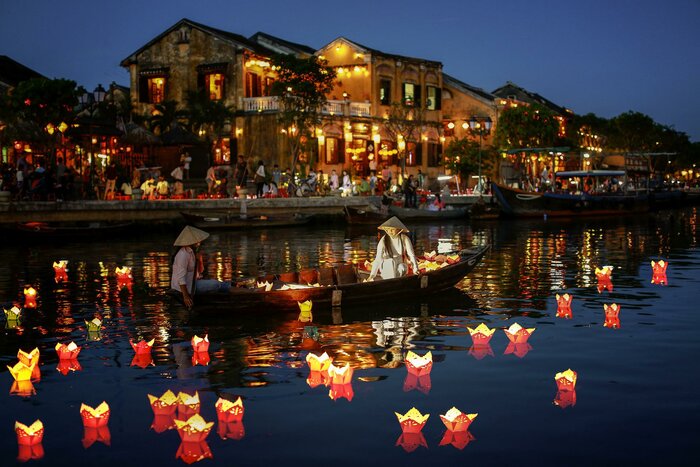 Hoi An Night Market and Boat Trip With Lantern Releasing