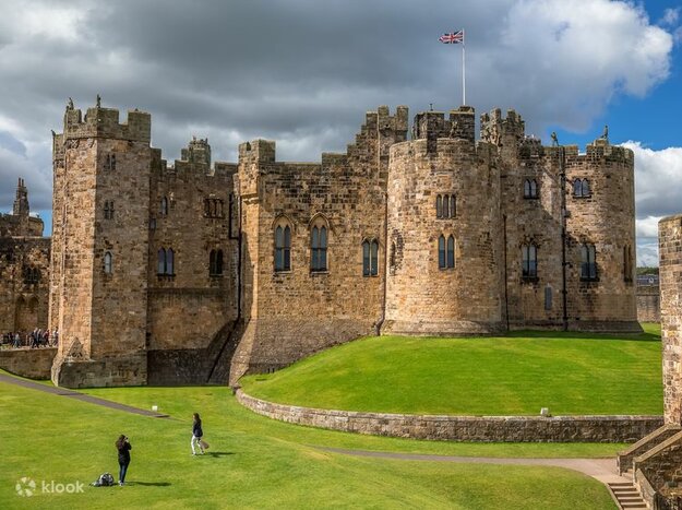 Alnwick Castle, the Northumberland Coast & the Borders