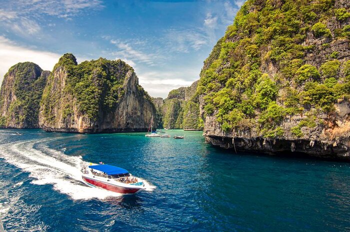 Phi Phi island by Joining Speedboat