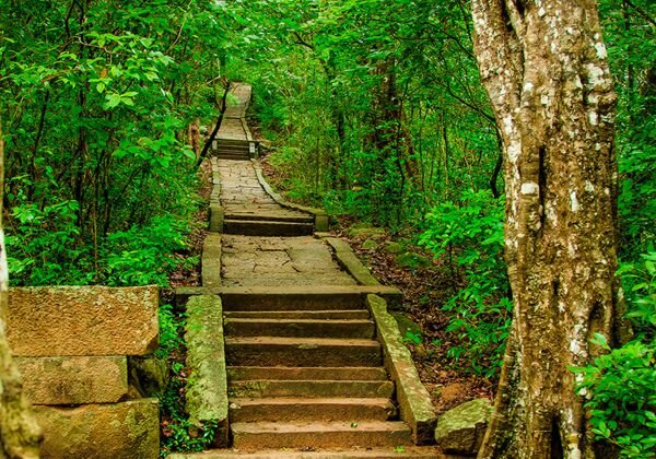 RITIGALA SANCTUARY AND ANCIENT BUDDHIST MONASTERY