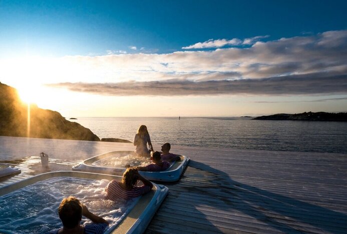 Watch the midnight sun from a seaside soaking tub in Senja (photo courtesy of Hamn i Senja)