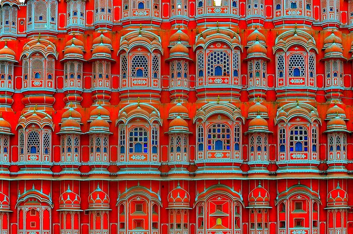 The colorful Hawa Mahal in Jaipur