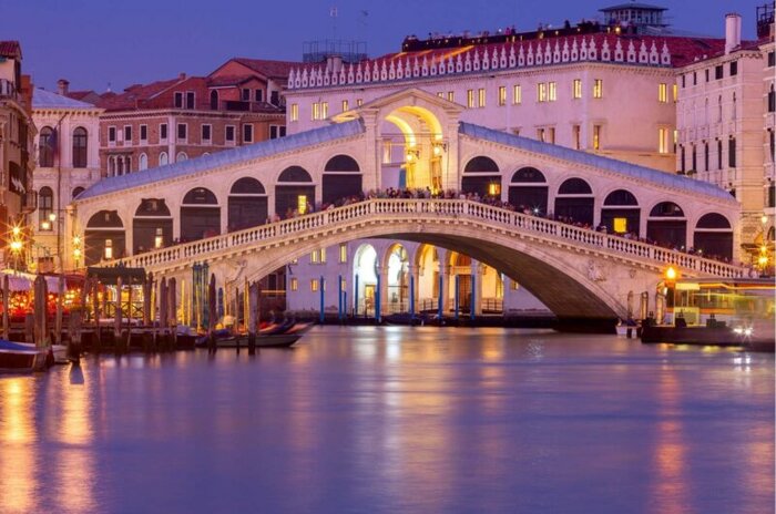 Private Evening Gondola Ride Venice & City Stroll