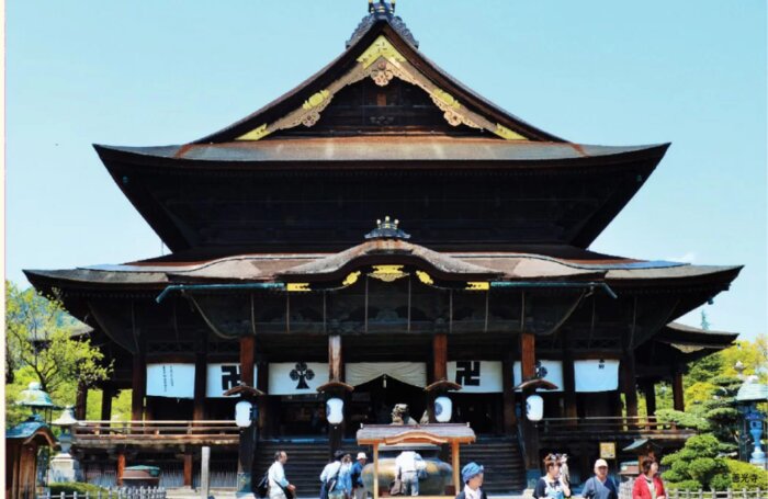 1-Day Tour: Snow Monkeys, Zenkoji Temple & Sake in Nagano