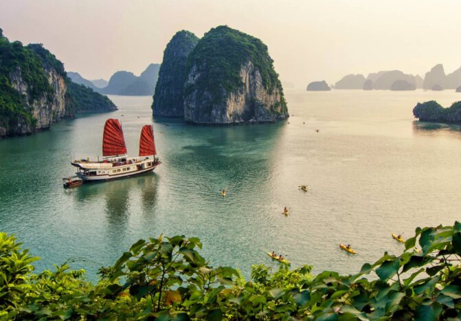 Ha Long Bay - Bai Tu Long - Thien Canh Son Cave  (Indochina Junk)