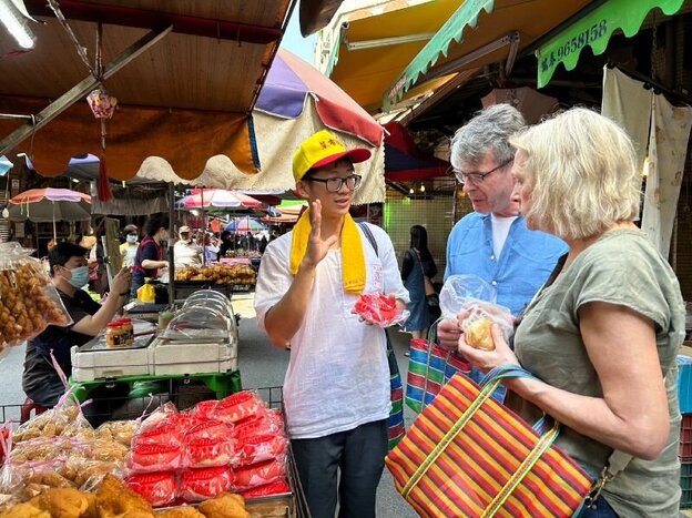 Food Exploration to Morning Market + Peanut Roll Ice Cream DIY & Cycling at Old Caoling Tunnel - Travel to the Past by Bike