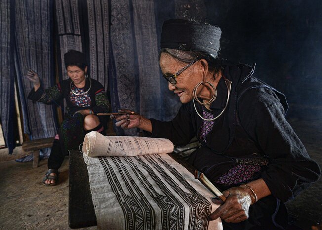 Sapa - Hiking to visit local villages (Y Linh Ho, Lao Chai, Ta Van)- Explore weaving craft of Black H'mong people