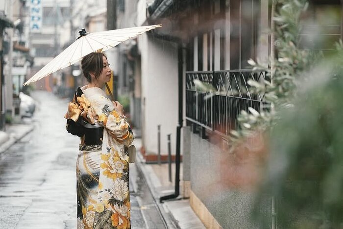 Dressing Up in Traditional Kimono and Enjoy a Photoshoot!