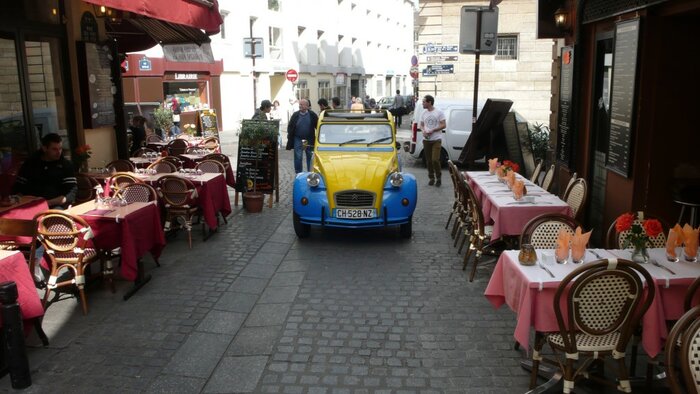 Guided tour of Paris and secret Montmartre in a Citroën 2CV
