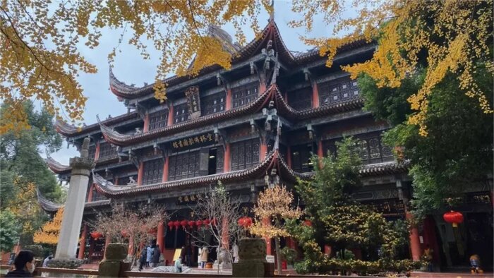 Experience Chengdu's Leisurely Lifestyle: Visit Wenshu Monastery and People's Park